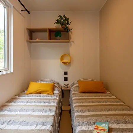 Le Palmier, Mobil-home Sans Vis-a-vis Idealement Situe Entre Et Vignes *